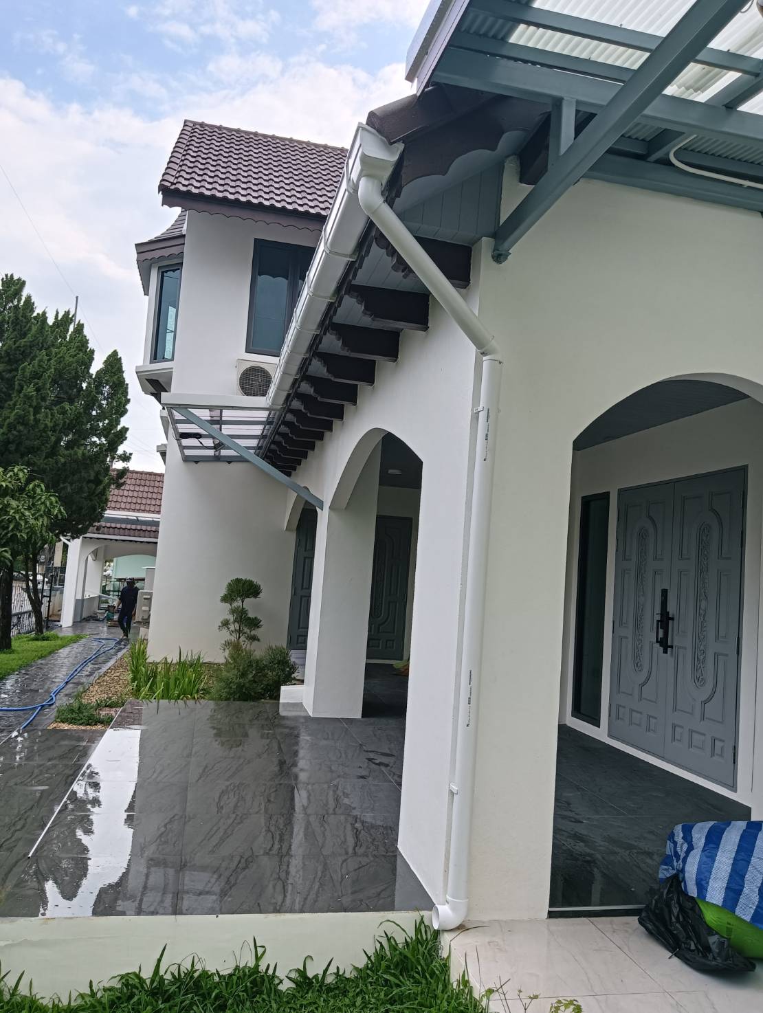 รางน้ำฝนเชียงใหม่ ลำพูน ลำปาง เชียงราย พะเยา ออกแบบ ติดตั้ง จำหน่ายรางน้ำฝนไวนิล สังกะสี สแตนเลส ทุกชนิดทั่วภาคเหนือ ประเมินหน้างานฟรี โทรเลย!