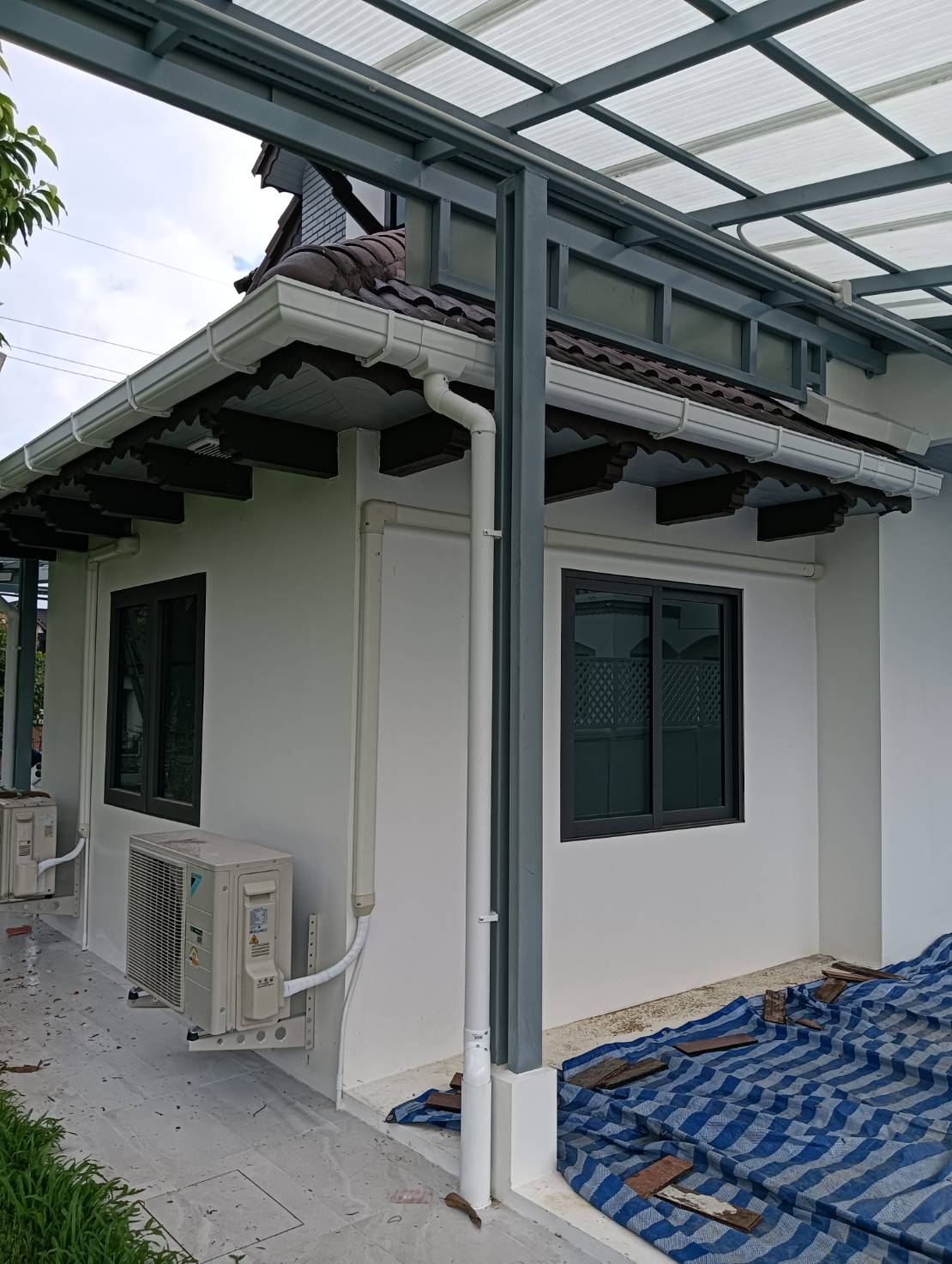 รางน้ำฝนเชียงใหม่ ลำพูน ลำปาง เชียงราย พะเยา ออกแบบ ติดตั้ง จำหน่ายรางน้ำฝนไวนิล สังกะสี สแตนเลส ทุกชนิดทั่วภาคเหนือ ประเมินหน้างานฟรี โทรเลย!